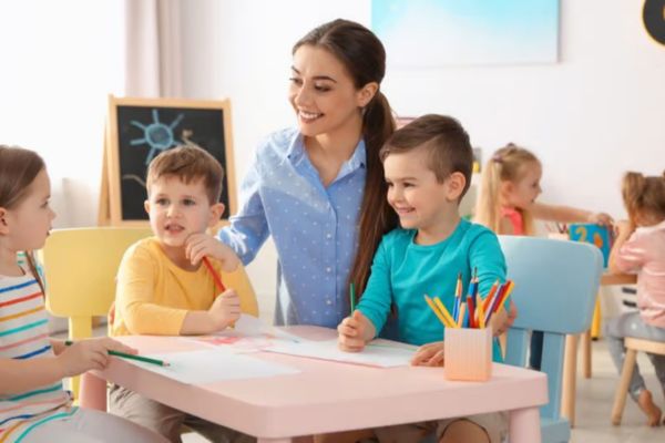Comparer le salaire ATSEM avec d'autres métiers de la petite enfance